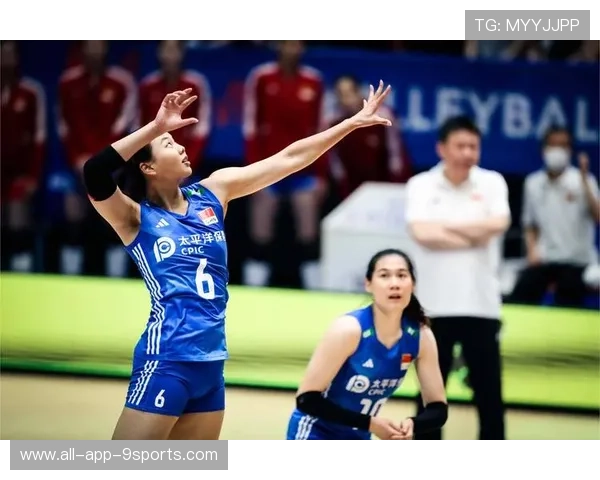 女排强攻连续命中：展现巅峰实力的拳击之舞